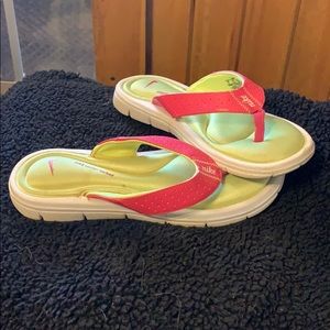 Nike comfort foot bed flip flops